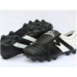 2244-Zapato de fútbol profesional marca Manríquez mod. MID SX color negro con blanco