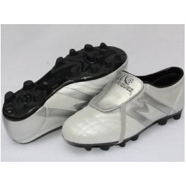 2257-Zapato de fútbol profesional marca Manríquez mod. MID SX color plateado con ngo