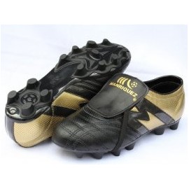 2260-Zapato de fútbol marca Manríquez Mod MITHOS color negro con dorado