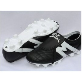 2948-Zapato de fútbol profesional marca Manríquez negro con blanco